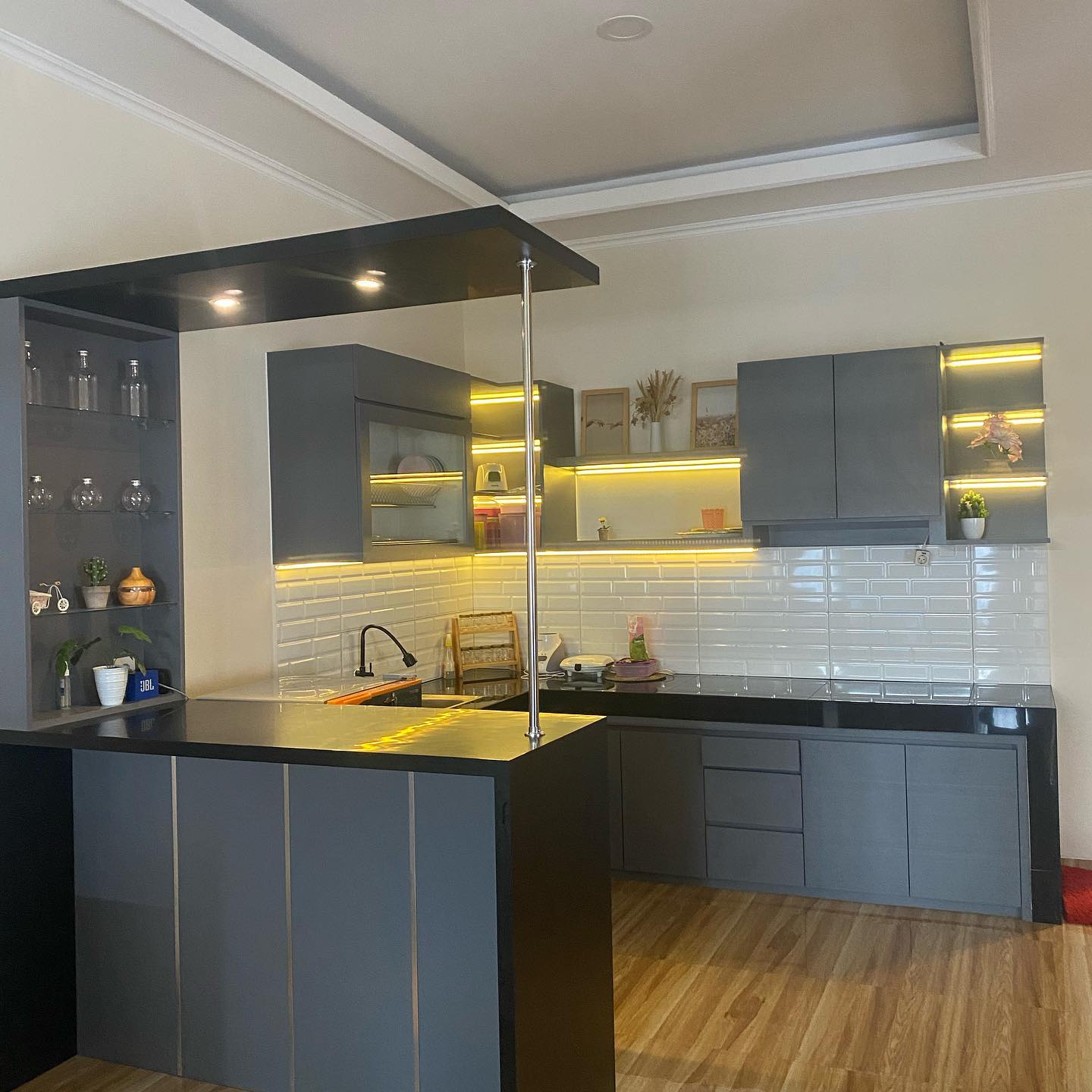 Dapur Linear Terbuka untuk Ruang Memanjang